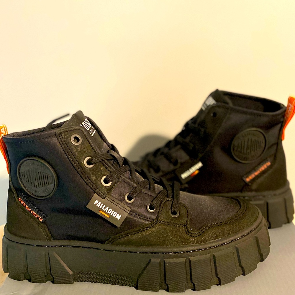 PALLADIUM BOOTS-New with Box-PALLATOWER COLLECTION-Black-7W